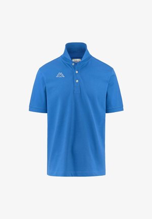 Polo blu in cotone, con colletto alla coreana, tre bottoni e logo Kappa bianco sul lato sinistro del petto. Maniche corte.