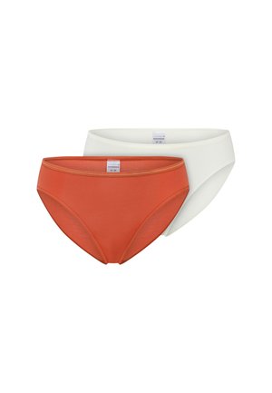 Zwei Baumwoll-Slips für Damen in mittlerer Größe, einer in verbranntem Orange und einer in Weiß, vor weißem Hintergrund dargestellt.