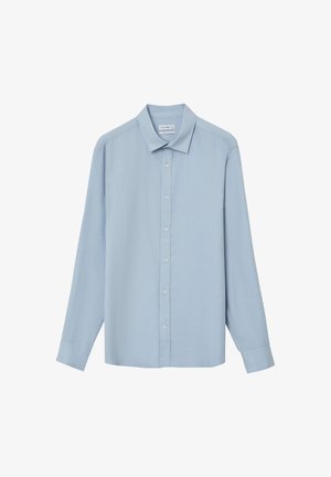 Camicia azzurro chiaro a maniche lunghe realizzata in tessuto morbido. Presenta un colletto a punta, chiusura con bottoni frontale e polsini con un solo bottone.