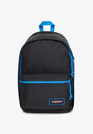 Czarny plecak z materiału z niebieskimi akcentami, z zamykaną na zamek kieszenią z przodu i uchwytem na górze. Charakteryzuje się prostym designem i trwałym teksturowanym materiałem.
