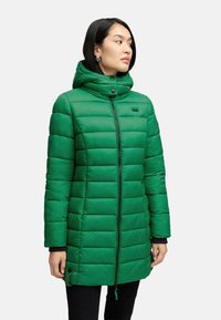 Giacca imbottita verde con colletto alto e chiusura a zip. Presenta pannelli trapuntati orizzontali, tasche laterali e orlo inferiore regolabile.
