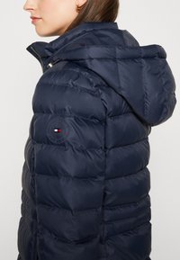 Tommy Hilfiger TYRA WITH FUR - Piumino - desert sky