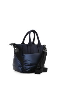 Bolso de puffer azul marino con asas dobles, correa de hombro negra desmontable y superficies texturizadas. Presenta un diseño acolchado y un acabado brillante.