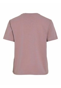 Camiseta de manga corta en suave tejido rosa, con cuello redondo, corte relajado y dobladillo limpio sin marcas ni adornos visibles.
