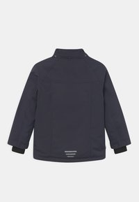 Granatowa kurtka z wysokim kołnierzem, długimi rękawami, czarnymi mankietami i odblaskowymi detalami z tyłu. Gładka faktura, wodoodporny materiał.