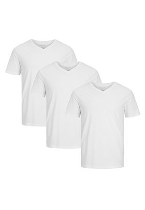 Tre t-shirt bianche a v in cotone morbido, con maniche corte e un design semplice, impilate insieme.