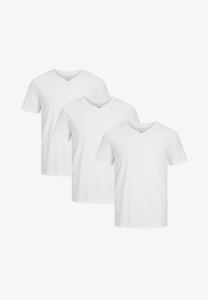 Drie eenvoudige witte v-hals t-shirts van zachte stof, met korte mouwen en een eenvoudig ontwerp, op elkaar gestapeld.