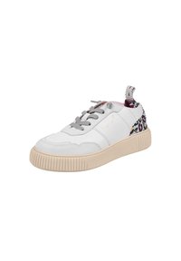 Baskets blanches avec des lacets gris et une semelle crème texturée. L'arrière présente un accent à motif léopard avec des détails roses. Semelle en caoutchouc pour une bonne adhérence.