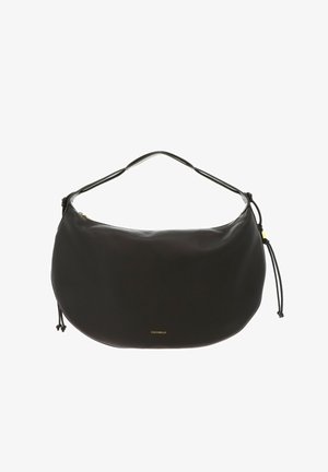 Sac à main en cuir noir en forme de croissant avec une bandoulière courte et un petit logo doré "Coccinelle" au centre devant.