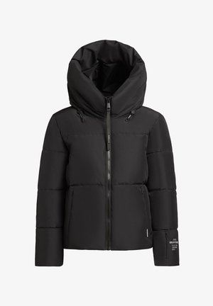 Must musta jakk, millel on kõrge ja kokkuklapitav kapuuts. Omab esimest lukku, küljetaskut ja brändimist vasakul varrukal. Matte viimistlus.