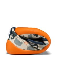 Chaussure enfant douce et pliée avec une semelle en caoutchouc orange et un tissu à motifs beige, présentant des formes d'animaux bleues et grises.