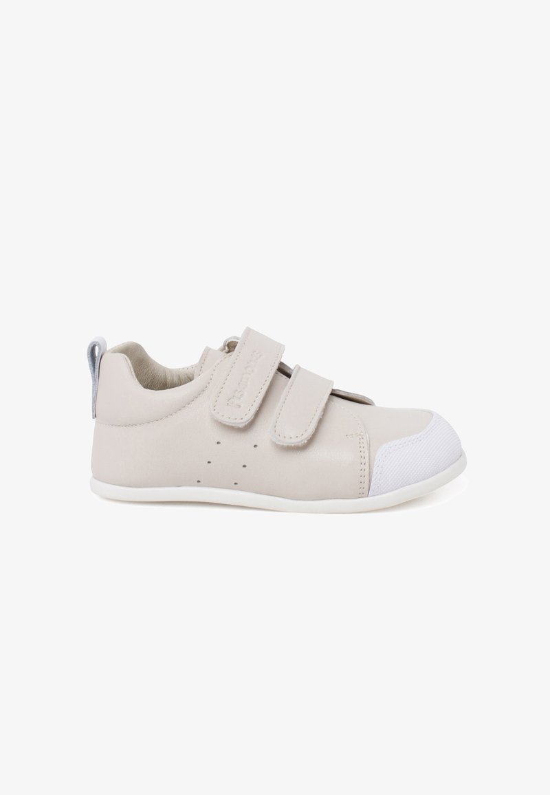 Sneaker in pelle beige con punta in gomma bianca, due strappi in Velcro, fori di ventilazione e un pratico tirante grigio sul tallone.