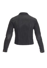 Svart denimjacka, kort design, synlig sömnad, spetsig krage och knäppta ärmslut. Slät textur och figurnära silhuett.