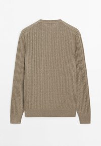 Pull beige à manches longues en maille torsadée, avec col rond, poignets et ourlet côtelés, posé à plat montrant le dos.