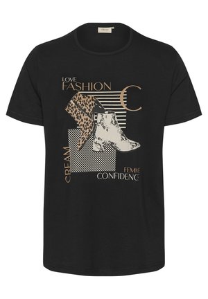 T-shirt noir avec un imprimé graphique de deux designs de bottes en motifs léopard et serpent, accentué de texte doré et de formes géométriques.