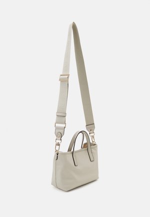 Petit sac à main beige avec deux poignées courtes et une longue bandoulière réglable avec des fermoirs métalliques.