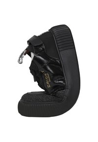 Schwarze High-Top-Schuhe mit glänzendem Lackleder-Obermaterial, strukturiertem Gummisohle und grauen Schnürsenkeln. Mit geprägtem Logo und gepolstertem Schaft.