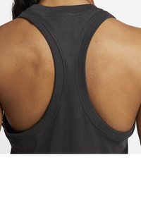 Schwarzes Tanktop mit Racerback-Design aus weichem Stoff. Es verfügt über breite Armausschnitte und flache Nähte für Komfort und Bewegungsfreiheit.