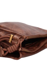 Borsa a tracolla in pelle marrone, texture morbida, con doppie chiusure a zip dorate, dettaglio della tracolla intrecciata e tasche interne visibili.