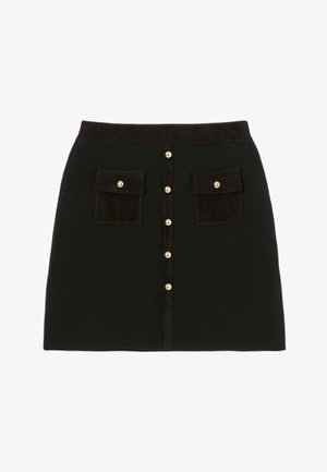 Jupe noire en tricot avec une surface texturée, dotée d'une fermeture à boutons à l'avant, de deux poches avant et de boutons dorés.