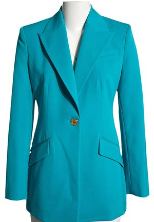 Blazer turquoise ajusté avec revers crantés, fermeture à un bouton doré, deux poches à rabat et une poche poitrine sur un mannequin blanc.