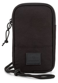 Malá černá textilní crossbody taštička se zipovým uzávěrem, nastavitelným popruhem a obdélníkovou vyšívanou nášivkou na přední straně.