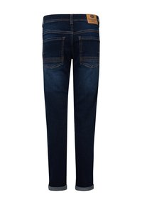 Tmavě modré džíny z denimu s rovný střih, dvěma zadními kapsami a ohrnutým lemem. Hnědá kožená nášivka na pase dodává detail.