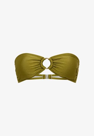 Olivovo zelený bandeau bikini top so zvrásnenou látkou a kruhovým kovovým krúžkom v strede prednej časti.