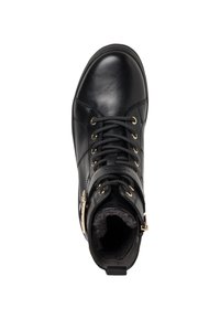 Botte en cuir noir avec un bout rond, lacets texturés gris, accents en matériel doré et doublure intérieure douce. Détail de fermeture éclair sur le côté.