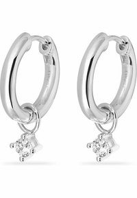 Orecchini a cerchio in argento con una finitura liscia e lucida. Ogni orecchino presenta un piccolo accento di diamante appeso a una catena sottile.