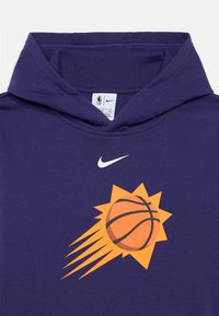 Fialová mikina z bavlněné směsi s velkým oranžovým grafickým motivem basketbalového míče se žlutými akcenty a bílým logem Nike na prsou.