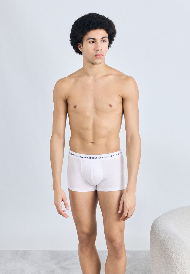 Λευκά βαμβακερά μπόξερ σλιπ με εφαρμοστή σχεδίαση, με ελαστική μέση που έχει ανάγλυφο το λογότυπο "TOMMY HILFIGER" σε ναυτικό μπλε και κόκκινο χρώμα.