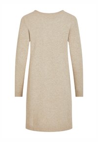 Beiges, gestricktes Sweatkleid mit langen Ärmeln, gerippten Bündchen und Rundhalsausschnitt, das eine weiche, strukturierte Oberfläche aufweist.