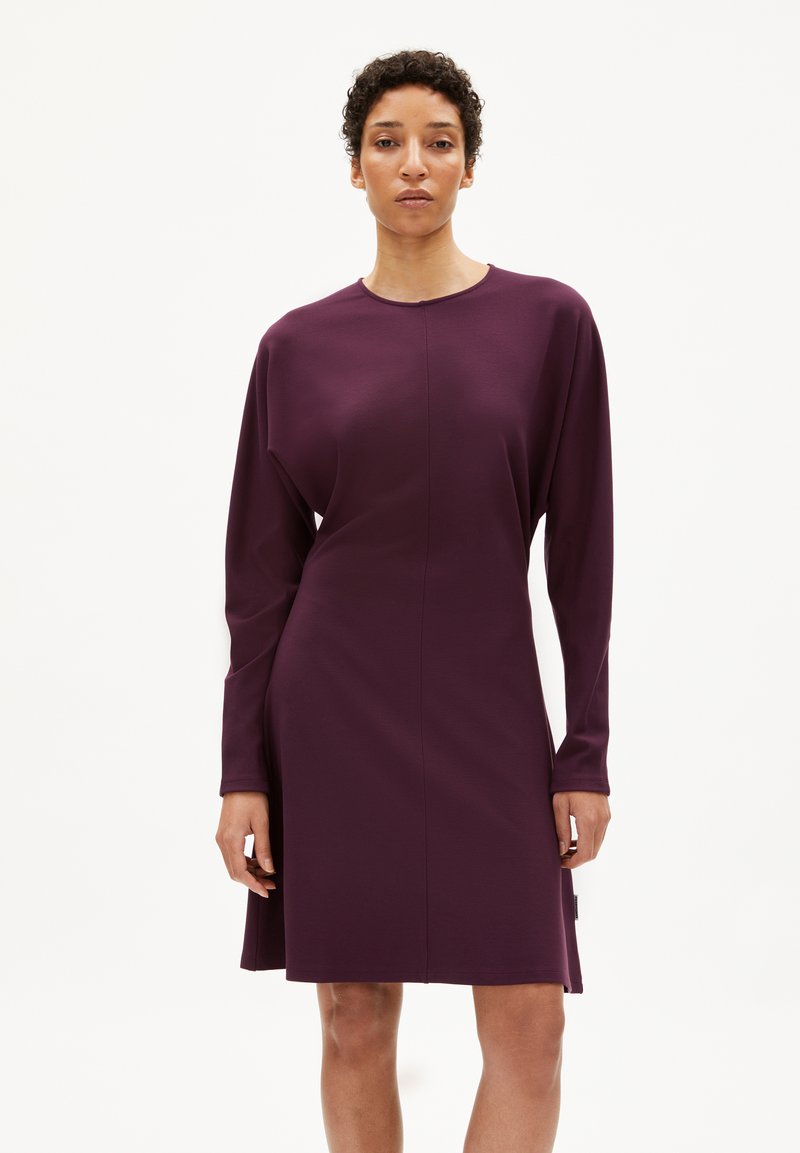 Langes lila Kleid mit langen Ärmeln, Rundhalsausschnitt, taillierter Passform und nahtlosem Design, aus einem glatten, dehnbaren Material gefertigt.