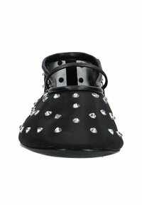 Zwarte platte schoen met een ronde neus, versierd met heldere nepgemmen, uitgerust met een zwarte elastische band en een subtiele textuur.