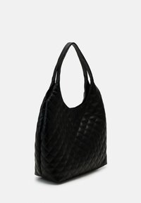 Czarna pikowana skórzana torba typu tote o miękkim, zaokrąglonym kształcie. Posiada dwa paski na ramiona oraz teksturowany wzór w kształcie diamentu. Gładkie wykończenie.