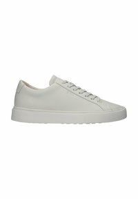 Zapatillas de piel blancas con una textura suave, punta redondeada, suela de goma plana y cordones en la parte frontal. Diseño minimalista sin patrones visibles.