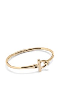 Bracelet en métal doré avec une surface lisse, accentuée par une petite pierre ressemblant à un diamant et un design de fermoir unique.