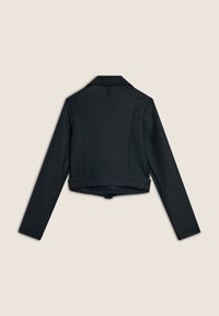 Giacca nera cropped realizzata in materiale morbido e elastico. Presenta maniche lunghe, un colletto e dettagli di cucitura minimi sul retro.