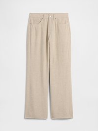Pantalon beige en velours côtelé à jambes larges avec poches avant, passants de ceinture et fermeture par bouton en métal.