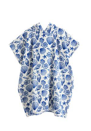 Hvid kortærmet poncho med blå muslingeskaller, søstjerner og marint mønster, med V-hals og løs pasform.