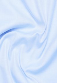 Tessuto azzurro chiaro con una texture liscia e leggermente lucida, caratterizzato da sottili righe diagonali. Il materiale sembra leggero e flessibile.