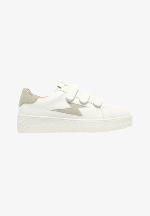 Witte sneaker met drie klittenbandsluitingen, grijze suède accenten op de hiel, bliksemflitsontwerp in het grijs en een gestructureerde plateauzool met een visgraatpatroon.