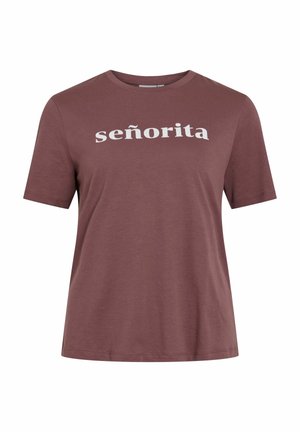 Tumši sarkana īsroku t-krekls no mīksta auduma; uz krūtīm biezās baltās burtiem rakstīts vārds "señorita".