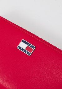 Tommy Jeans PILLOW LARGE  - Piniginė - red hot