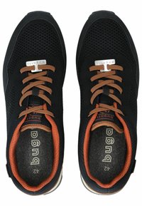 Must musta tossud mustad lakkvarvastega, pruunide paelte ja aktsentidega, tekstureeritud disainiga, logo detailiga ja pehmendusega mugavuse jaoks.