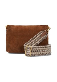 Borsa a tracolla in suede marrone con una tracolla texturizzata e intrecciata nei toni beige e marrone. Sono visibili dettagli in oro sulla tracolla.