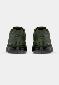 Zelené športové topánky s textúrovaným sieťovinovým zvrškom, čiernymi detailmi na podrážke a logom Air Max na päte. Zaoblený, polstrovaný golier.