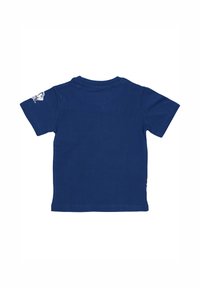 Granatowa bawełniana koszulka, krótki rękaw, okrągły dekolt, gładki tył z minimalnym przeszyciem, posiada małe logo na lewej rękawie.