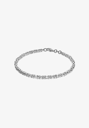 Silberne Kettenarmband mit kompliziertem Glieddesign und Karabinerverschluss auf einem weißen Hintergrund.